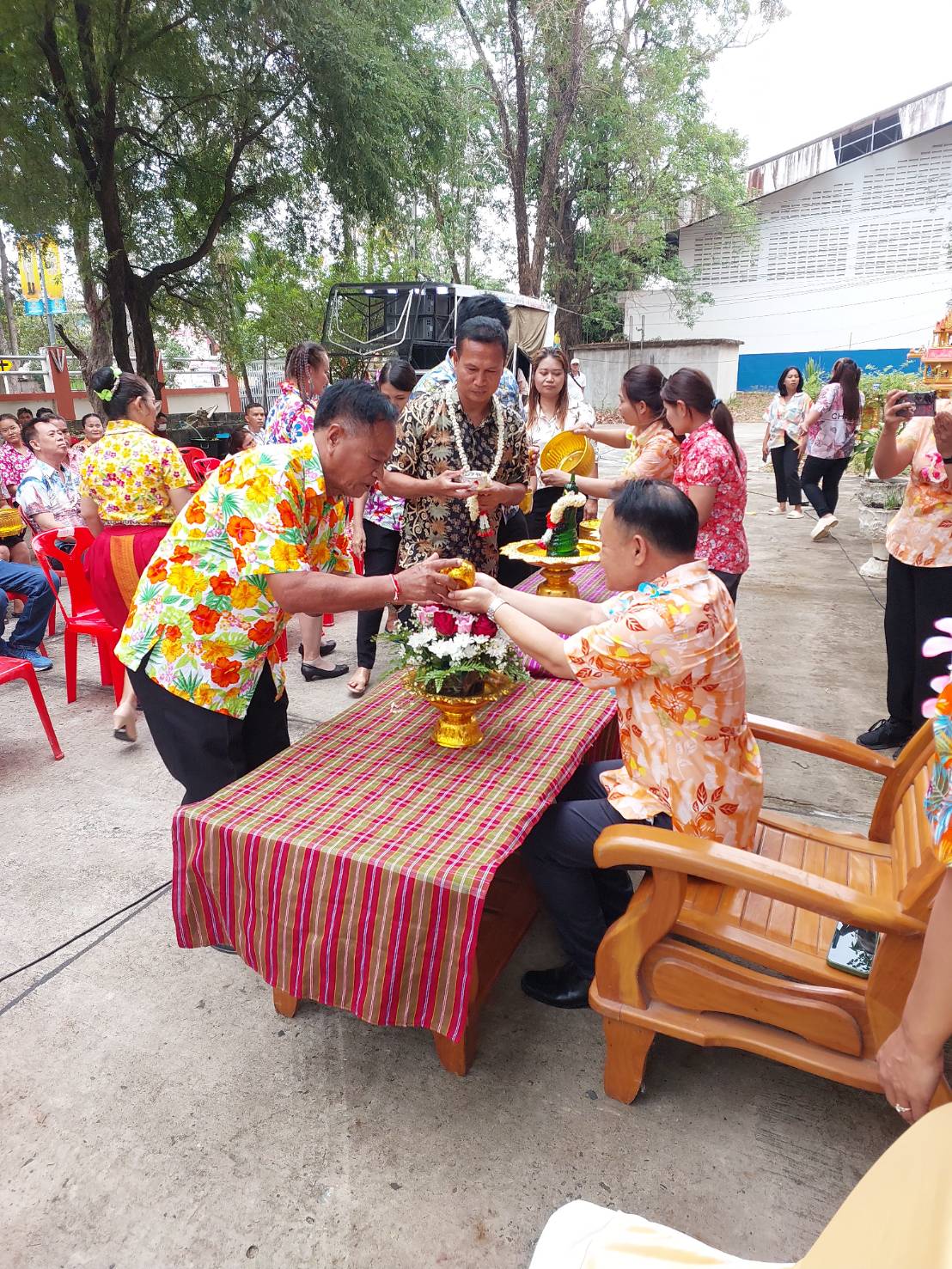 จัดพิธีสรงน้ำพระและรดน้ำดำหัวขอพร นายสมชาย จันทร์อินทร์ นายอำเภอชุมพลบุรี